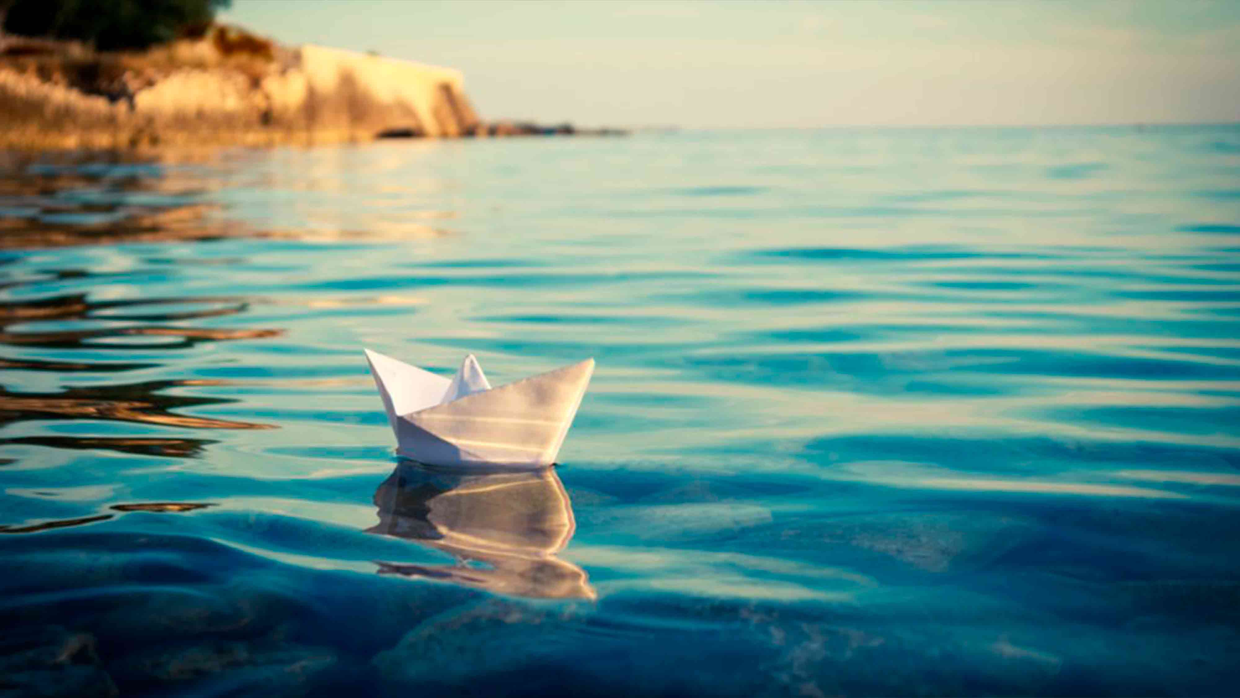 Бумажный кораблик плывет. Море. Бумажный кораблик в море. Бумажный кораблик на воде. Кораблик в море.