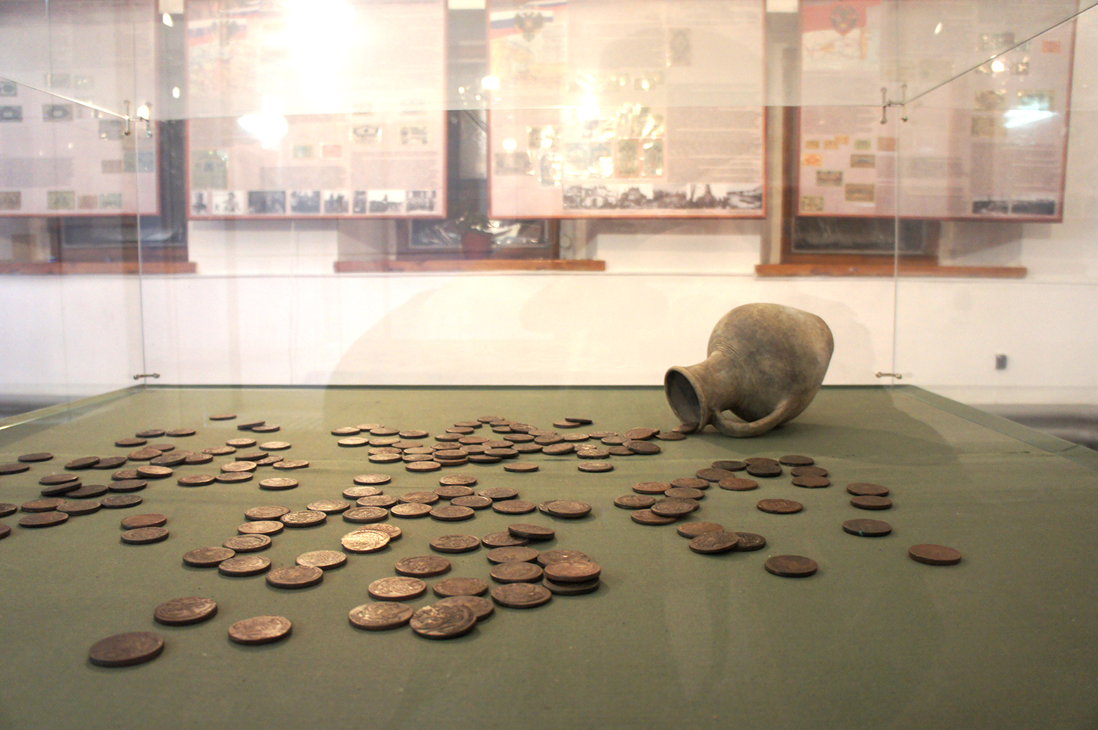 Дам денег спб. Музей монет. Выставка монет в музее. Монеты экспозиция в музее. Выставка денег.
