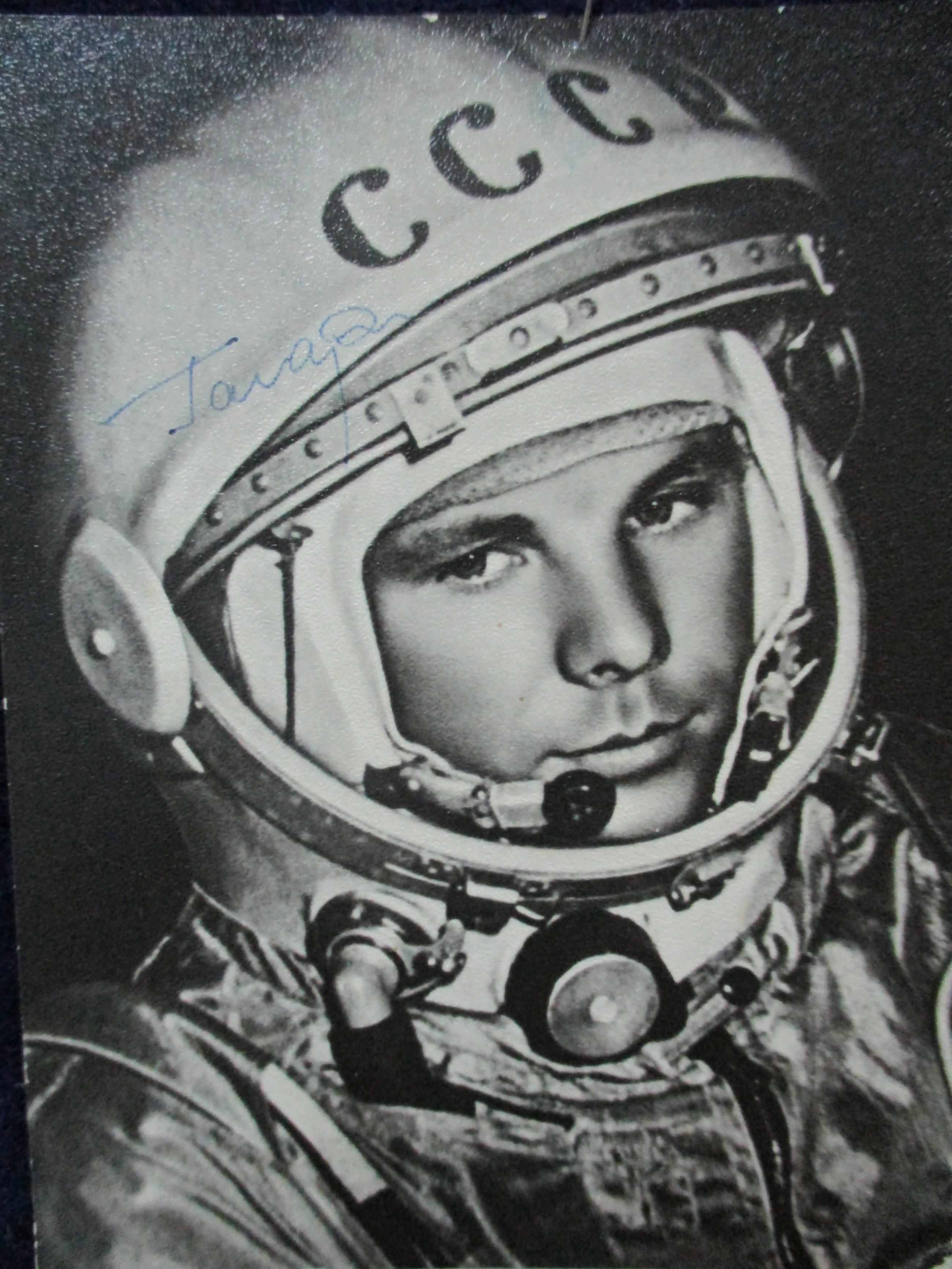 День космонавтики первые космонавты. Портрет ю Гагарина.