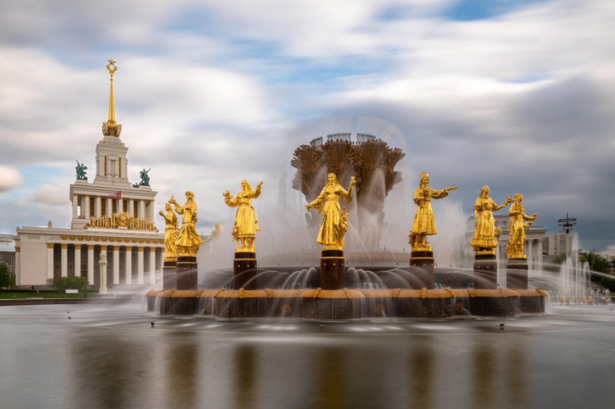Вднх фонтан дружбы народов статуи. Вднх фонтан дружбы народов каток,каменный цветок. Вднх в москве фонтан дружбы народов. Москва фонтан дружбы народов вднх. Памятник вднх фонтан дружба народов.