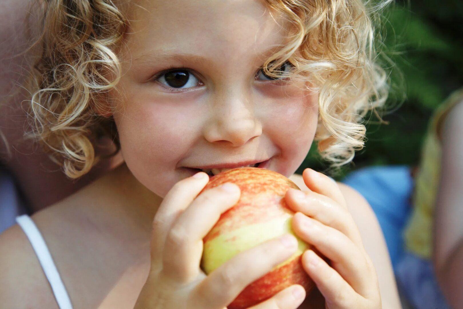 Дети едят масло. Ребенок ест булочку. Пирожки для детей. Девочка кушает. Ребенок ест яблоко.