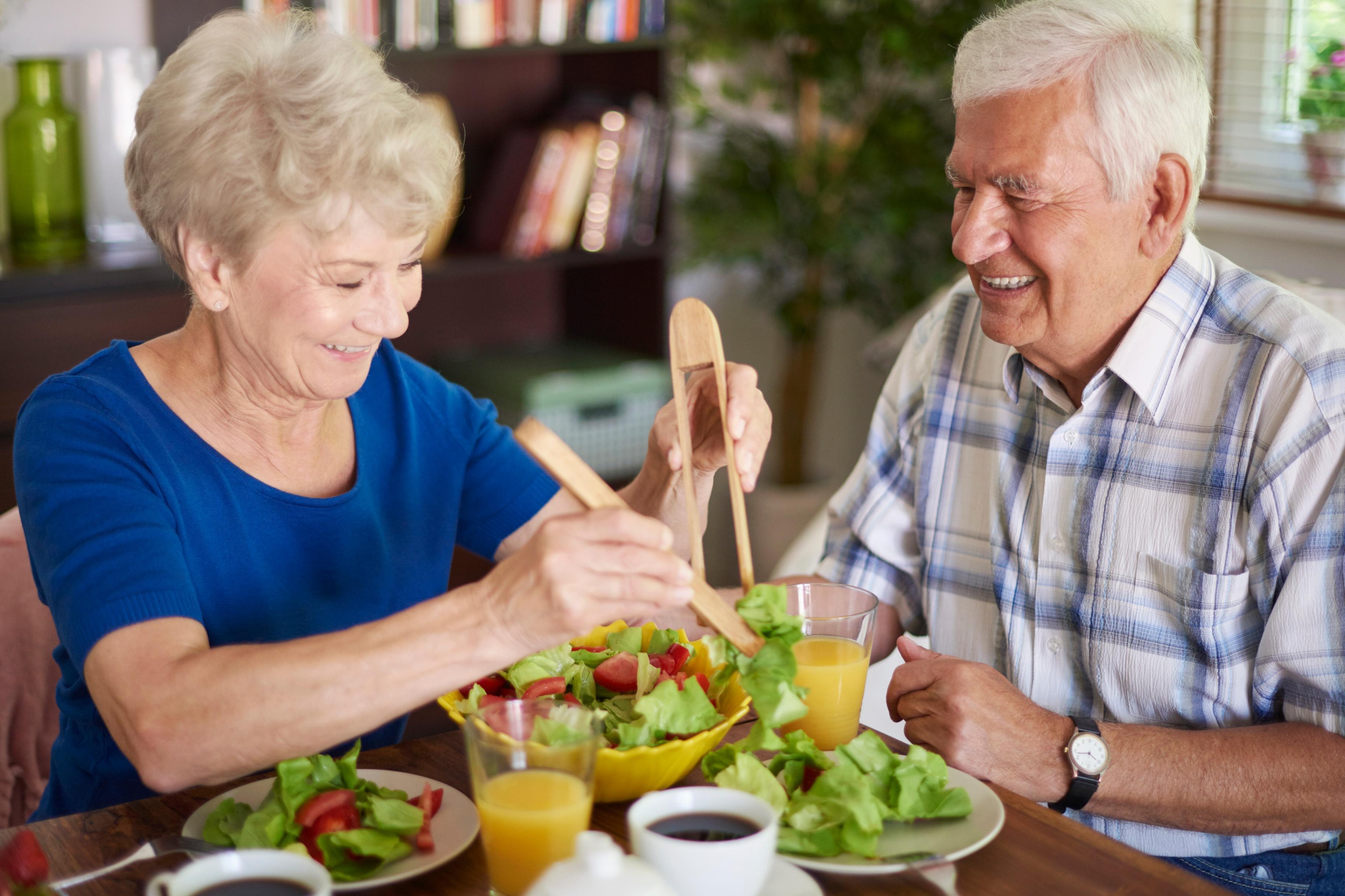 Еда от деменции. Пожилые люди. Питание пожилых людей. Правильное питание для пожилых. Здоровое старение.