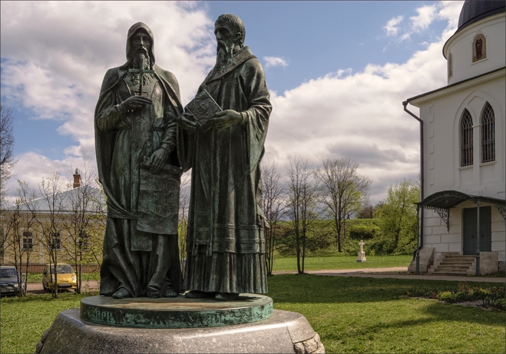 Брат святого мефодия. Памятник Кириллу и мефодию в Праге Чехия.