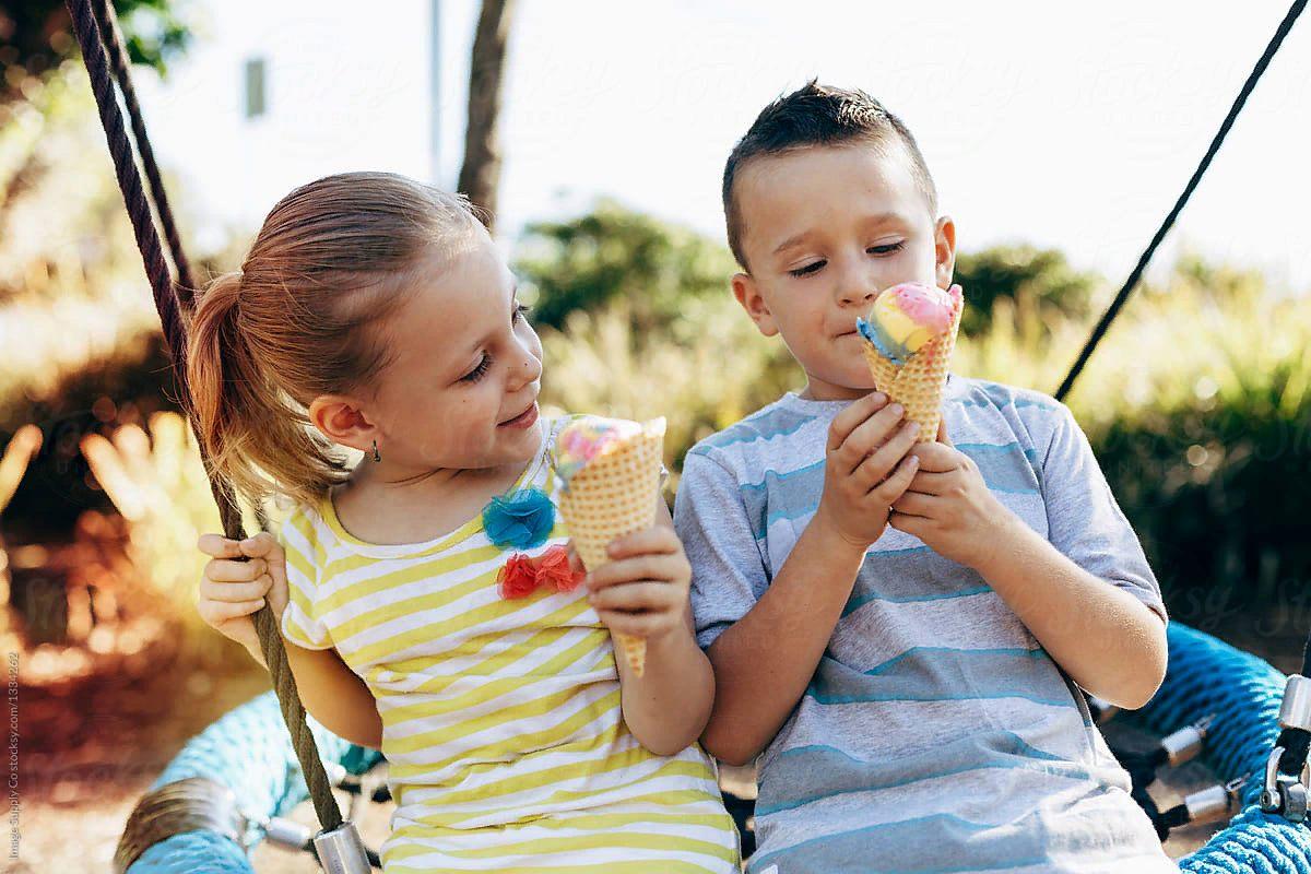 Мальчики едят девочек. Мороженое для детей. Дети с мороженым. Ребенок ест мороженое. Мальчик и мороженое.