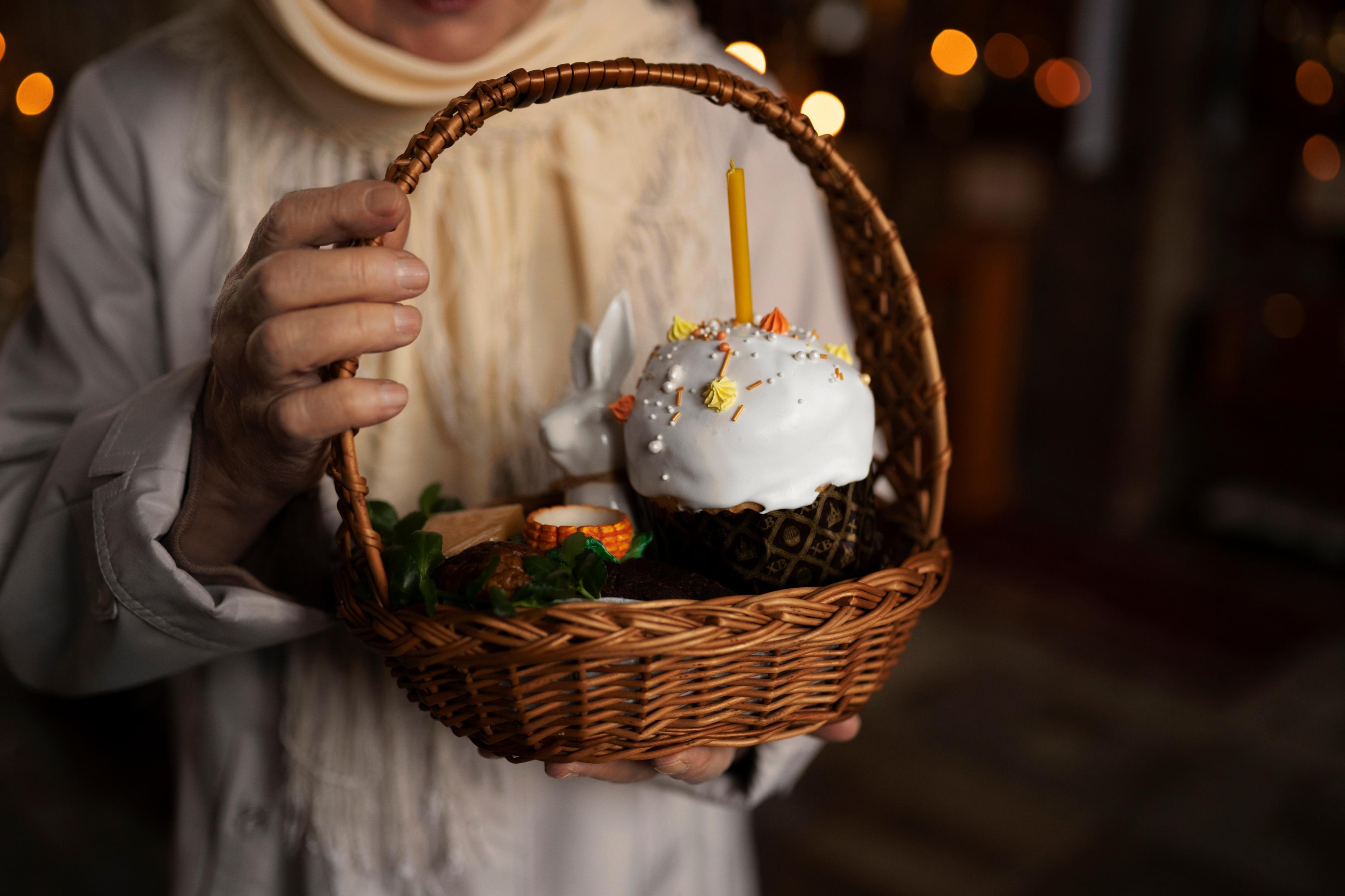 Пасха можно ли заниматься. Куличи на Пасху. Конкурс куличей к Пасхе. Вещи на Пасху. Корзина с куличами.