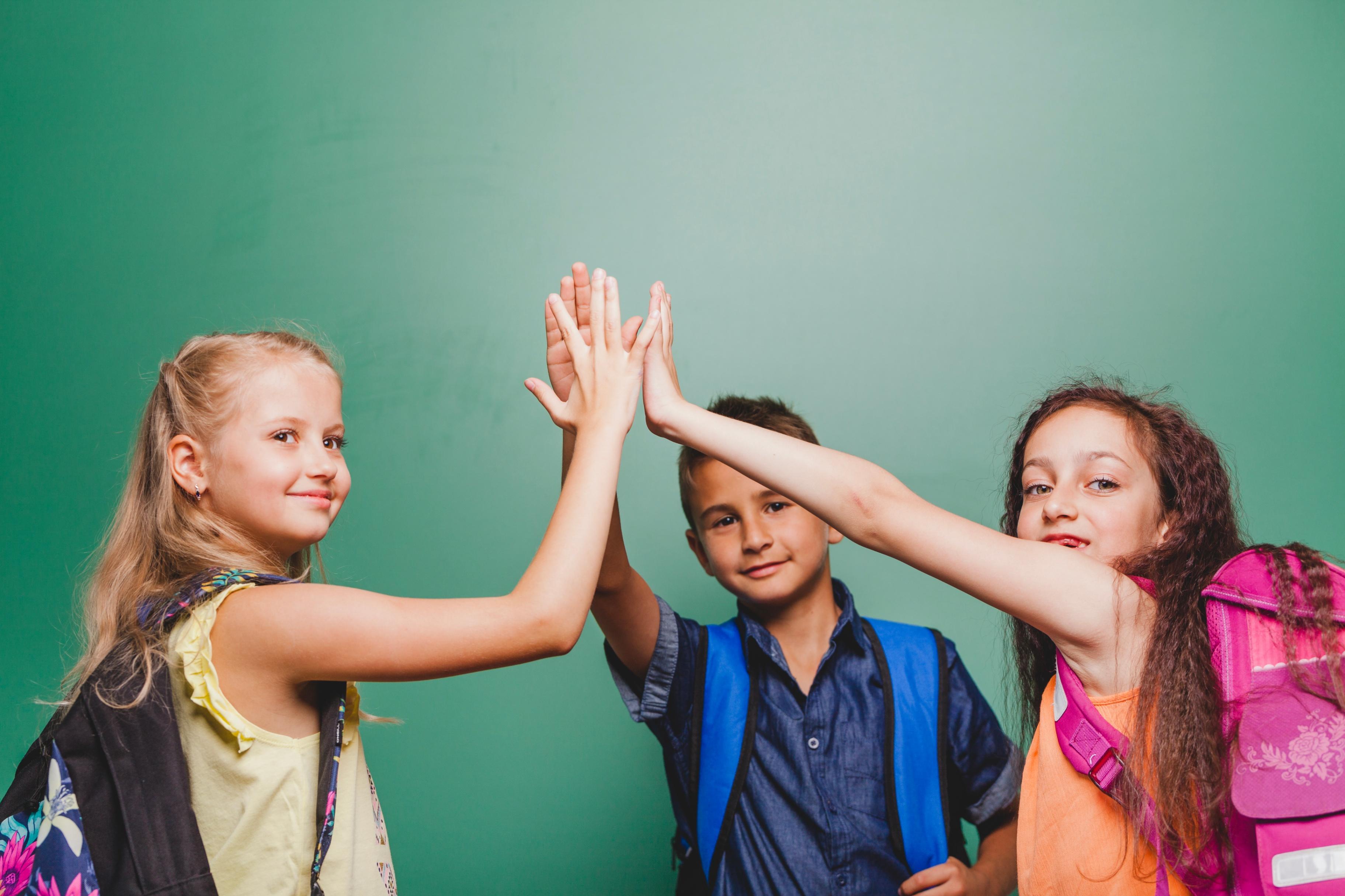 Children like. Школьники здороваются. Приветствие для детей. Приветствие подростки. Дети приветствуют.