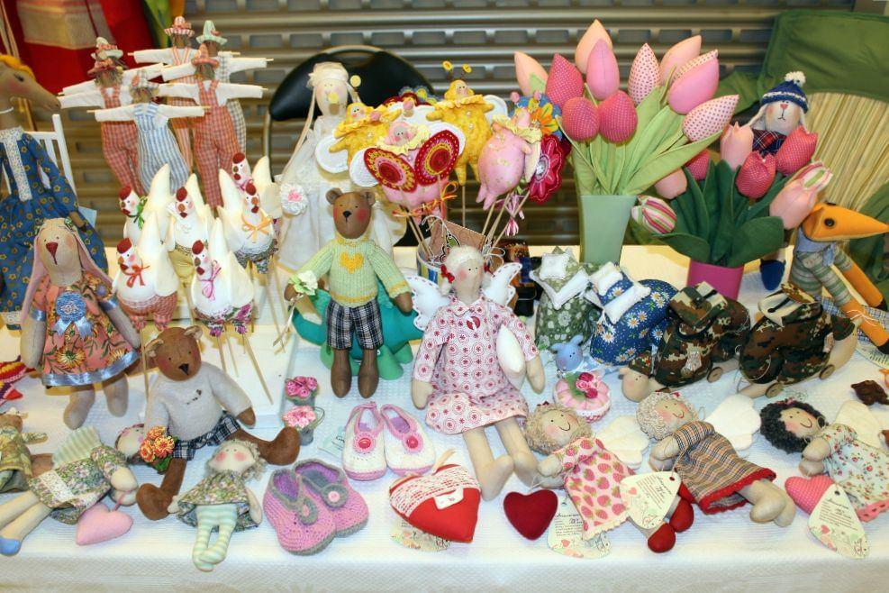 Сувениры на ярмарку своими руками. Ярмарка изделий ручной работы. Изделия для ярмарки. Ярмарка ручных изделий. Ярмарка хенд мейд.